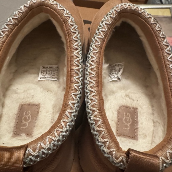 Like new Platform women’s ugg taz slip on in color sand - Picture 2 of 6